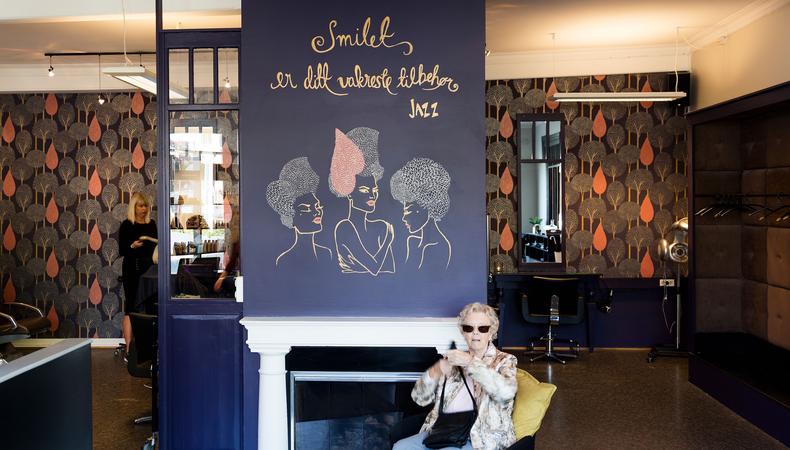 Affair har designet og illustrert utsmykning i salongen til Jazz frisør i Larvik