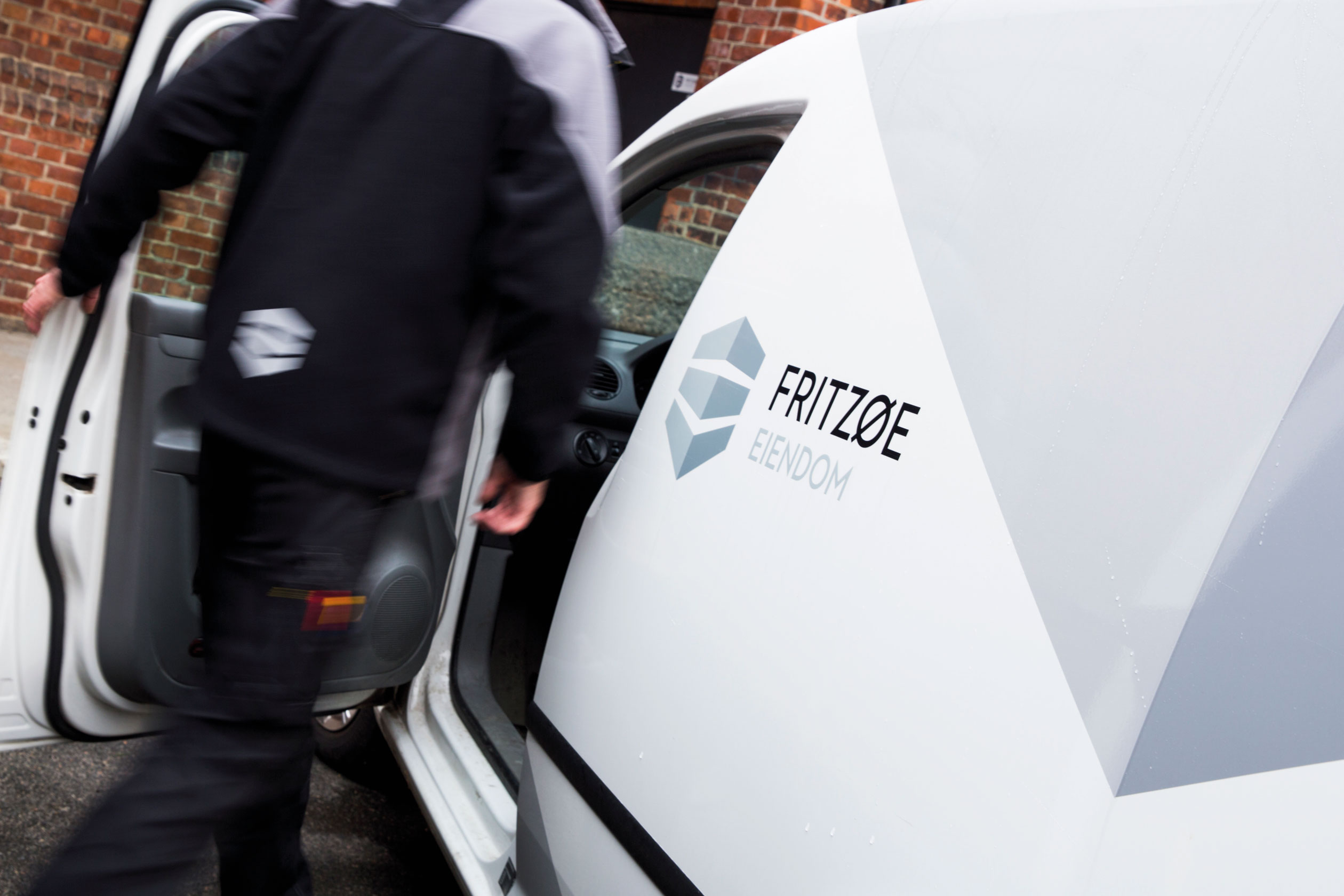 Affair har designet Fritzøe Eiendoms logo og grafiske profil. Oppdraget inkluderte også dekor av biler.