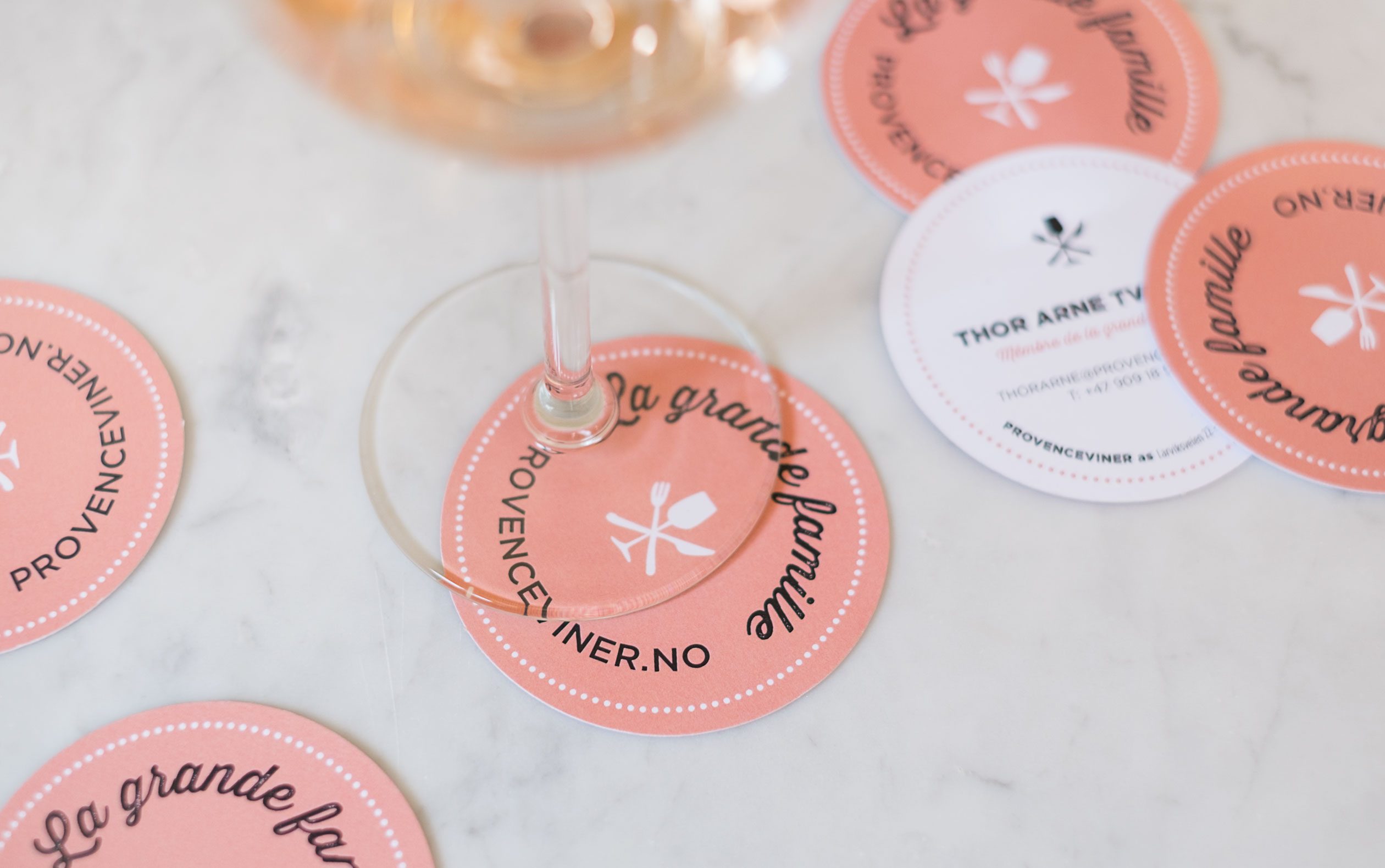 Affair har designet logo og visittkort for La grande famille Provenceviner
