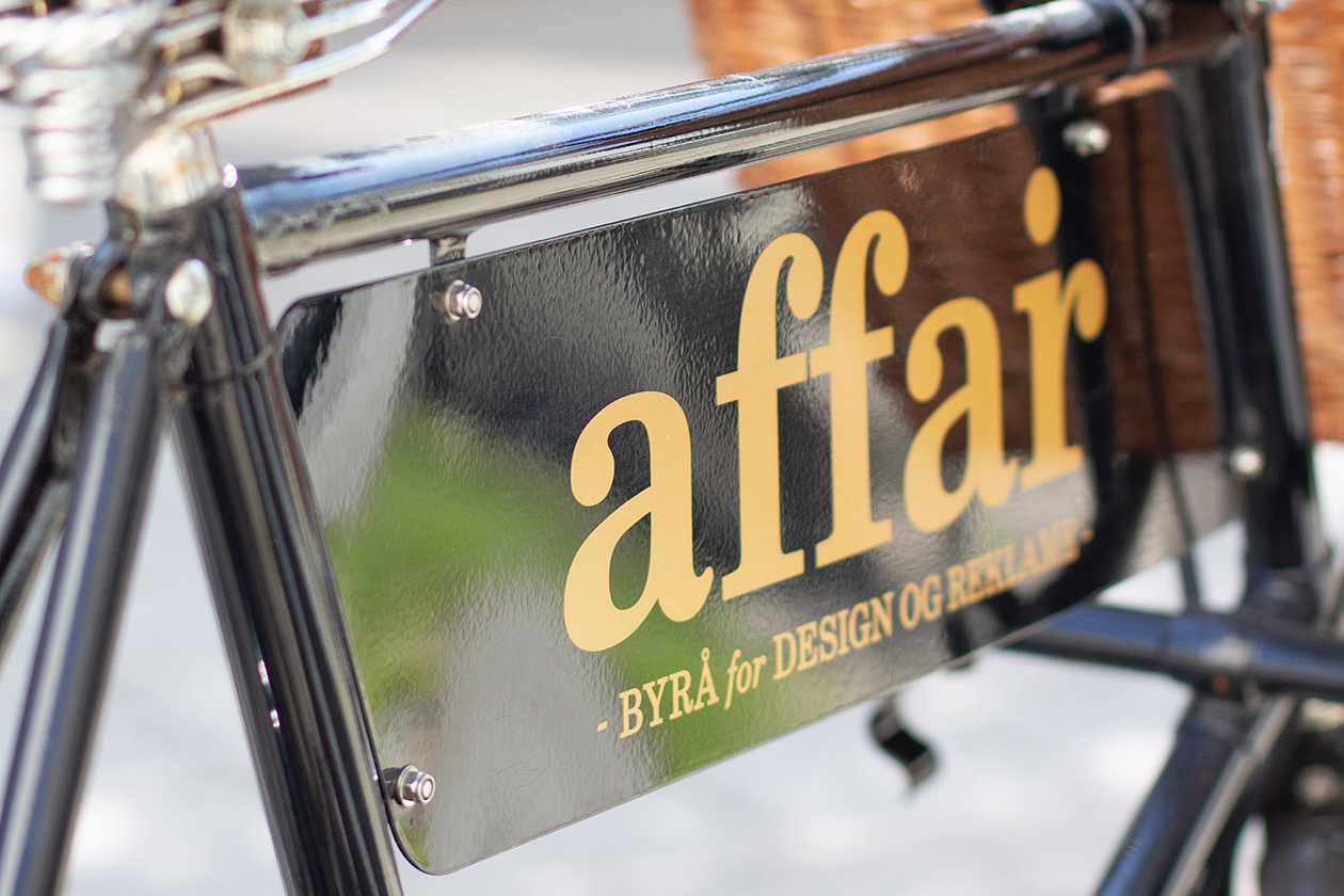 Sykkel med teksten "Affair – byrå for design og reklame"